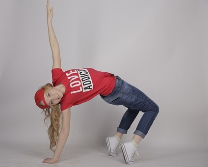 Kvinnlig dansare i pose (danskväll), sommarläger