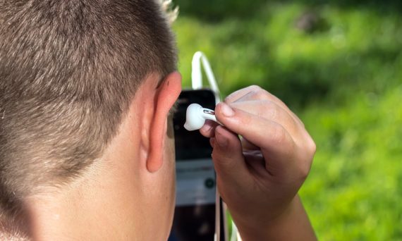 person som lyssnar i earplugs