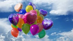 ballonger, blå himmel med moln