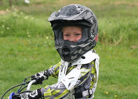 pojke med hjälm på motorcross