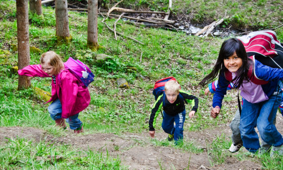 friluftsaktivitet, springande barn