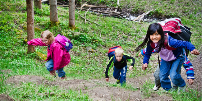friluftsaktivitet, springande barn