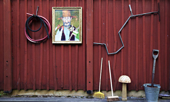 Findus och Pettsons porträtt på en ladugårdsvägg.