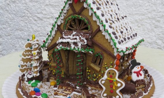 Pepparkakshus med omgivande trädgård.