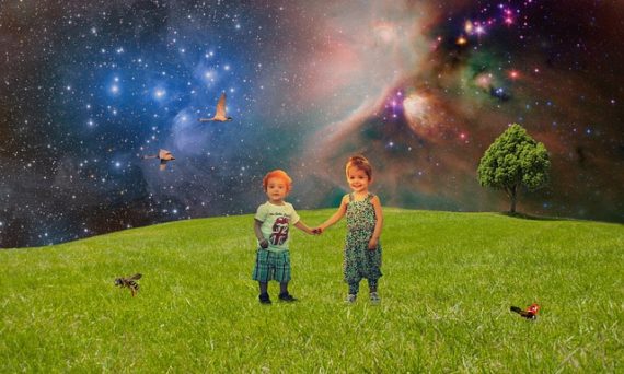 Två små barn som håller varandra i handen.