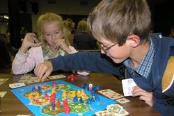 barn som spelar sällskapsspel
