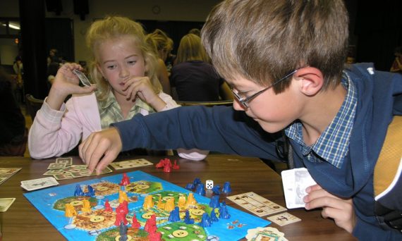 barn som spelar sällskapsspel
