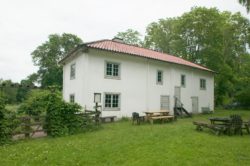 linnés sävja - Gårdsoasen (dekorativ bild på byggnaden)