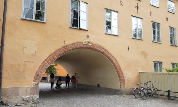 Allt ljus på Uppsala med Uppsala kulturskola och Nannaskolan (dekorativ bild av valvet i Skytteanum)