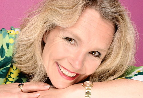 Hurra för Astrid! - Anna-Karin "Ako" Oldeberg sjunger på Sävjabiblioteket (dekorativ porträttbild )