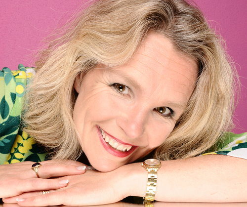 Hurra för Astrid! - Anna-Karin "Ako" Oldeberg sjunger på Sävjabiblioteket (dekorativ porträttbild )