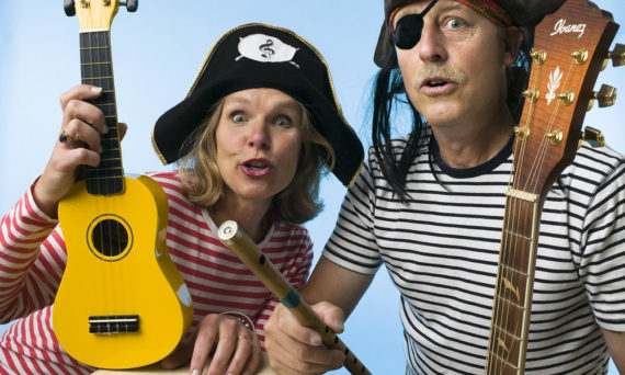 Ako sjunger Pippi på Gottsundabiblioteket (dekorativ bild)