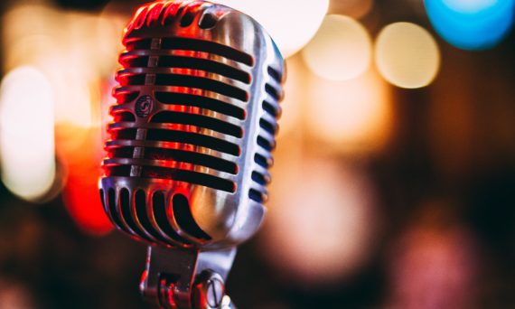Sångafton med Uppsala kulturskola (dekorativ bild av en microfon)