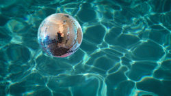Pooldisco på Fyrishov (dekorativ bild av discoboll i pool)