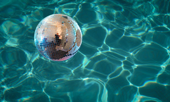 Pooldisco på Fyrishov (dekorativ bild av discoboll i pool)