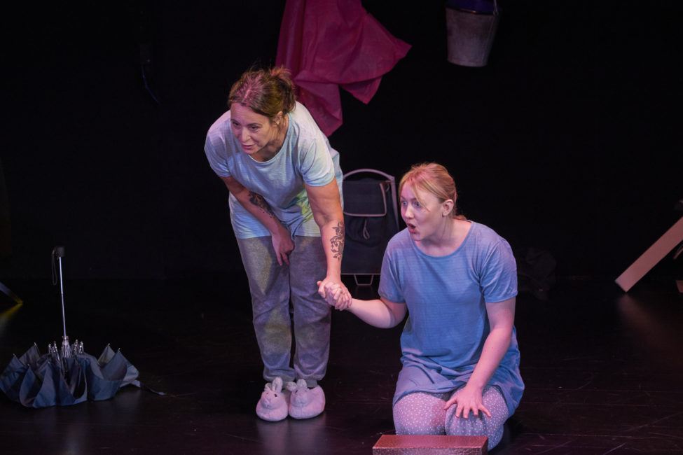 Maria Trost och Sara Waller i uppsättningen Hurra vad jag är rädd! (2018)