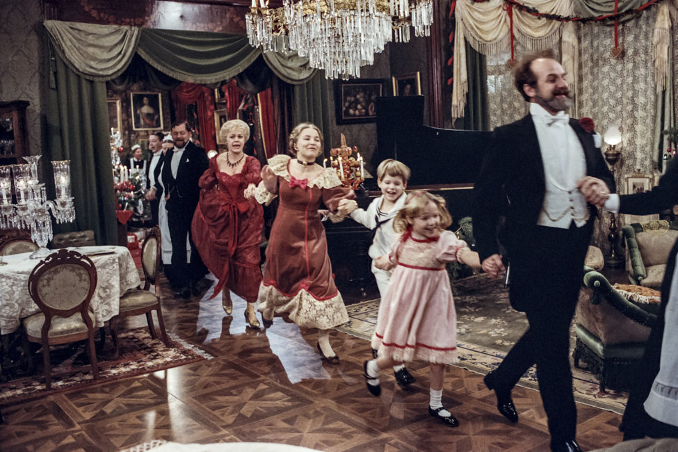 Julspecial (Dekorativ bild av Långdans under julafton i Fanny och Alexander med Jarl Kulle i täten)