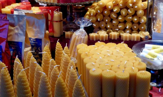 Julmarknad/Loppis i Kelinge bygdegård (dekorativ bild av ljus av bivax)