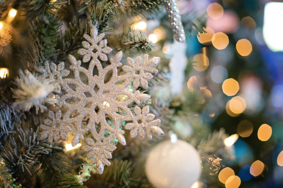 Taxinge Julmarknad (röda julklockor på gran)