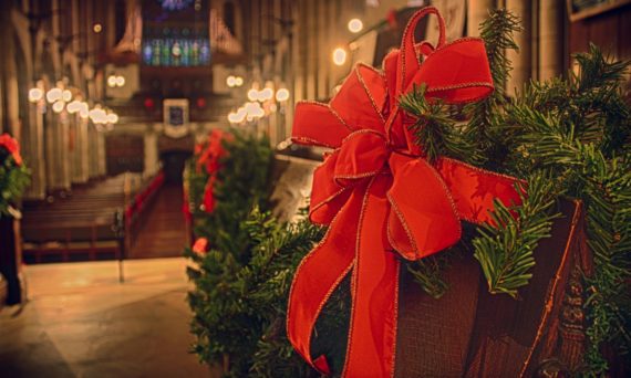 Sigtuna Julmarknad 2018 (dekorativ bild av en krans med röd rosett)
