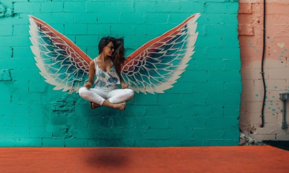 Panelsamtal: Varför tillåts rasistiska organisationer i Sverige? (dekorativ bild av kvinna med målade vingar)