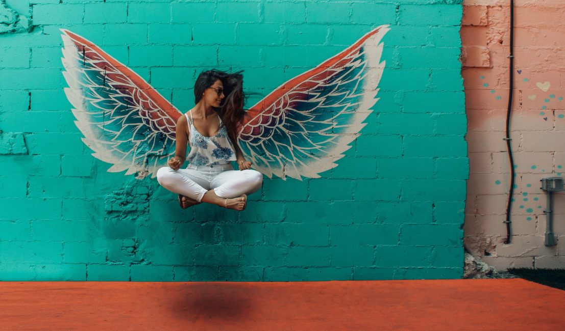 Panelsamtal: Varför tillåts rasistiska organisationer i Sverige? (dekorativ bild av kvinna med målade vingar)