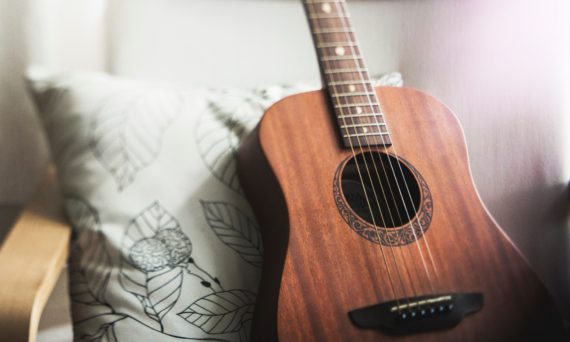 Grundkurs i akustisk gitarr för barn 9-12 år (dekorativ bild av en akustisk gitarr)