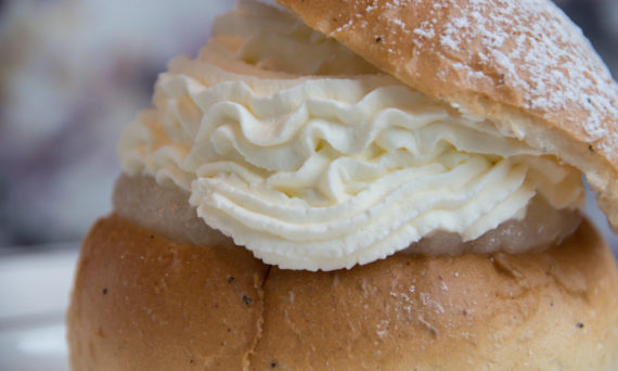 Varför firar vi Fettisdagen? (dekorativ bild av en semla)