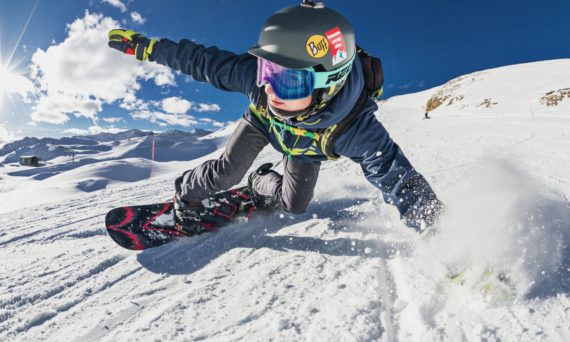 Dekorativ bild - Snowboardåkare som åker nedförs.