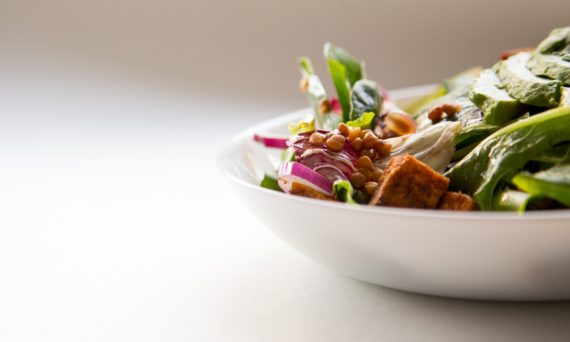 Föreläsning - Mat och klimat i Norden (dekorativ av en djup med sallad i, sedd från sidan)