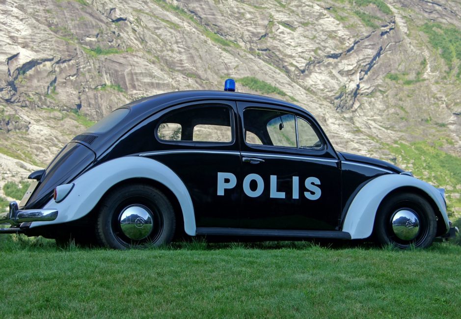 Polis (dekorativ bild - bild på gammal VW polisbil)