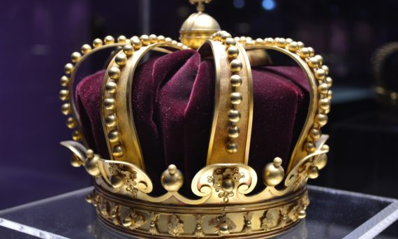 Sportlov - Kejsarens nya kläder med Uppsala kulturskola x3 (dekorativ bild av en kungakrona)