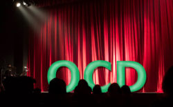 Teaterföreställningen OCD on stage (dekorativ bild)