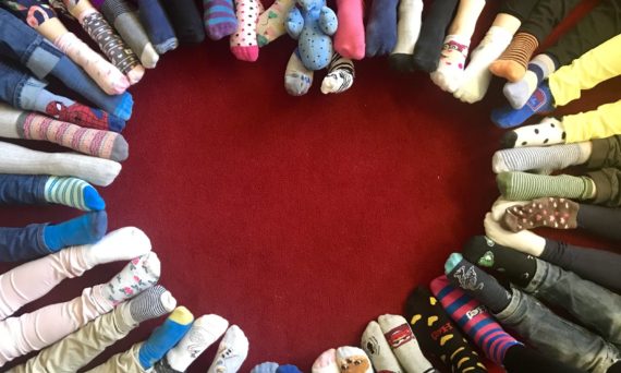 Premiär av "En film om intellektuell funktionsnedsättning / IF" (dekorativt foto av fötter i olika strumpor på var fot, rocka-sockorna-dagen till ära, som tillsammans bildar formen av ett hjärta)