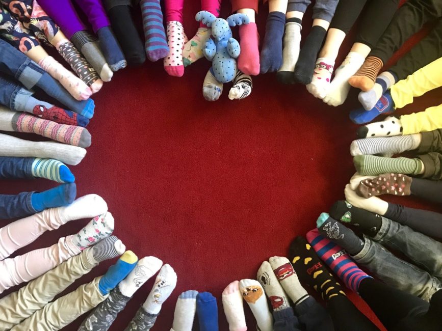 Premiär av "En film om intellektuell funktionsnedsättning / IF" (dekorativt foto av fötter i olika strumpor på var fot, rocka-sockorna-dagen till ära, som tillsammans bildar formen av ett hjärta)