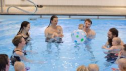 Linnéas simskola ( dekorativ bild på simskolelektion)