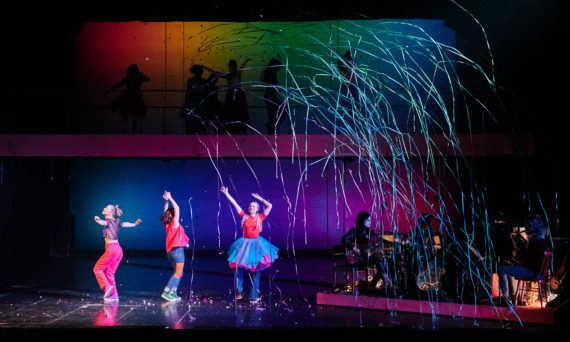 Eka över hela staden (dekorativ bild från föreställningen)