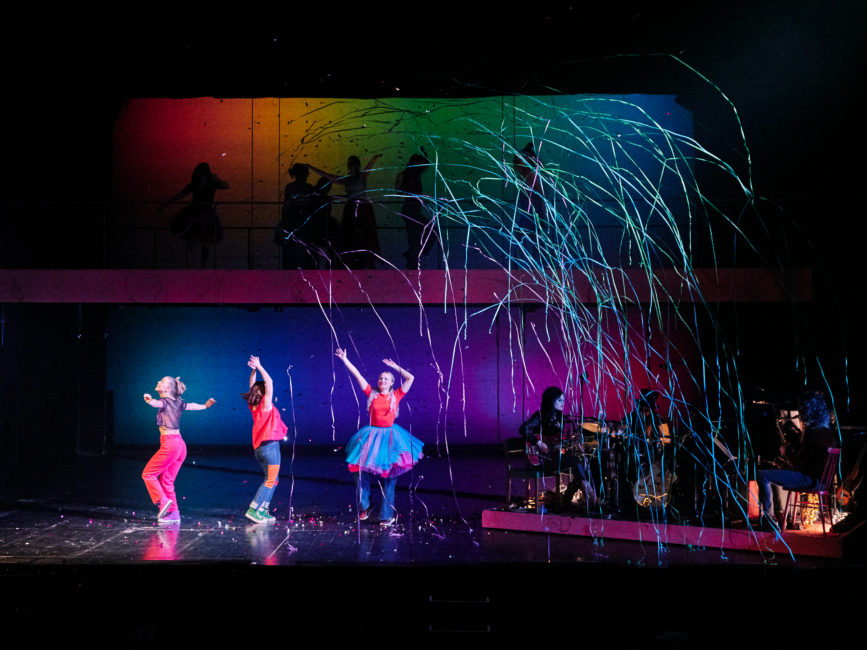 Eka över hela staden (dekorativ bild från föreställningen)