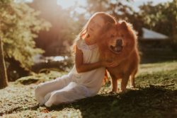 Påsklovskul – Barn & hundaktivering (dekorativ bild av en flicka med sin hund)