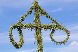 Midsommarfirande på Sommarbadet, klä midsommarstången, traditionsenligt midsommarfirande