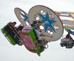 Axels tivoli (bild på barn i karusell)