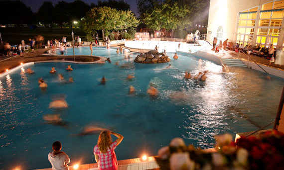 Midnattsbad för hela familjen | Fyrishov (dekorativ bild)