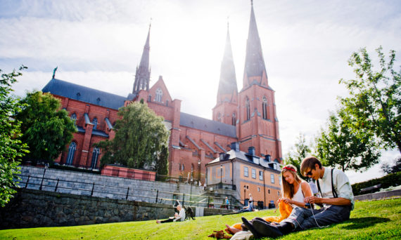 Sommarvisningar av Uppsala domkyrka 2019(dekorativ bild av Uppsala Domkyrka sett från Rosenparken, Mellan himmel och jord – vad finns i en kyrka? (dekorativ bild)