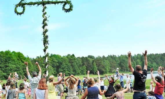 traditionsenligt midsommarfirande i Hammarskog (dekorativ bild)