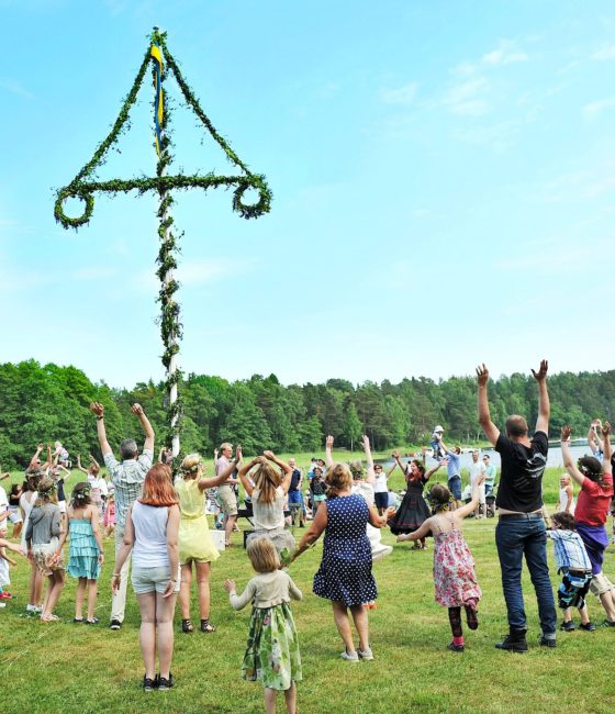 traditionsenligt midsommarfirande i Hammarskog (dekorativ bild)