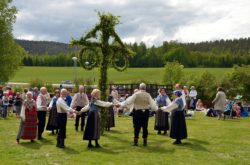 Midsommarfirande på Sommarbadet, klä midsommarstången, traditionsenligt midsommarfirande (dekorativ bild)