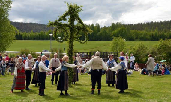 Midsommarfirande på Sommarbadet, klä midsommarstången, traditionsenligt midsommarfirande (dekorativ bild)
