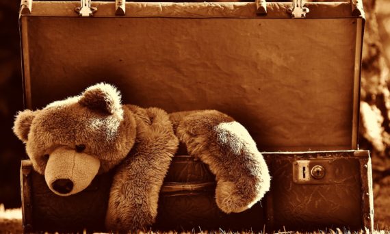 Funbo barnloppis (dekorativ bild på nalle i resväska)