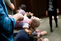 En livsviktig kurs i Uppsala (dekorativ bild av hjärt- lungräddning på en övningsdocka)