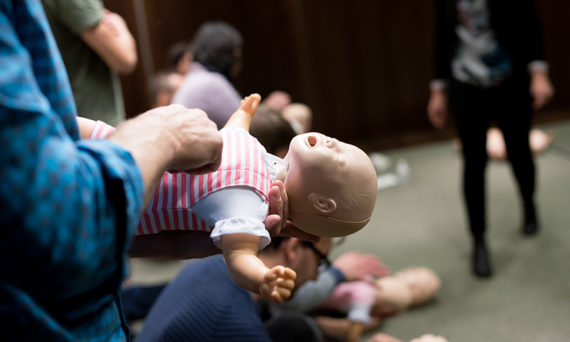 En livsviktig kurs i Uppsala (dekorativ bild av hjärt- lungräddning på en övningsdocka)